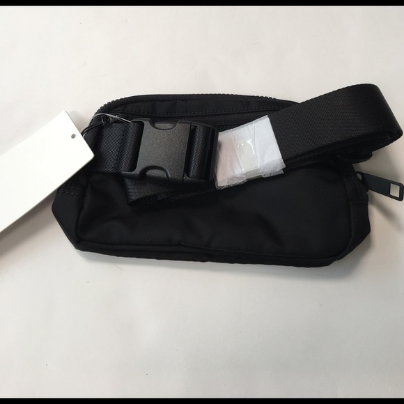 New lululemon everywhere belt bag black nylon - Picture 3 of 6
